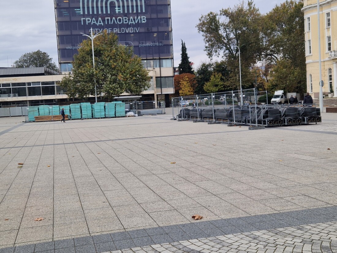 Още по-голяма ледена пързалка ще има тази година в Пловдив (СНИМКИ)