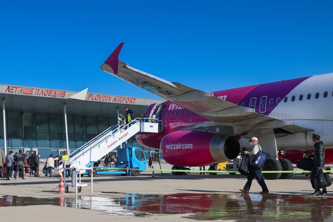 Посрещат тържествено първия полет по линията Пловдив-Братислава