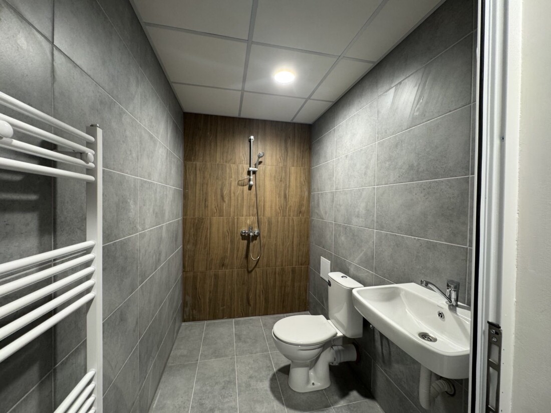 Министър Красимир Вълчев и кметът на Пловдив откриха обновеното общежитие на ЕГ „Иван Вазов“ (СНИМКИ)