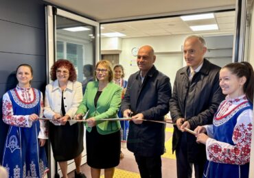 Министър Красимир Вълчев и кметът на Пловдив откриха обновеното общежитие на ЕГ „Иван Вазов“ (СНИМКИ)