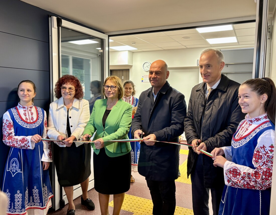 Министър Красимир Вълчев и кметът на Пловдив откриха обновеното общежитие на ЕГ „Иван Вазов“ (СНИМКИ)