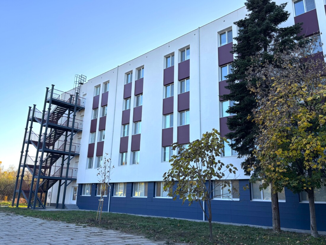 Министър Красимир Вълчев и кметът на Пловдив откриха обновеното общежитие на ЕГ „Иван Вазов“ (СНИМКИ)