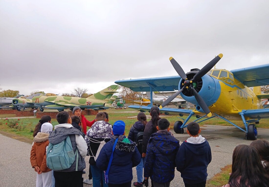 Ученици от Калековец с образователна визита в Музея на авиацията (СНИМКИ)