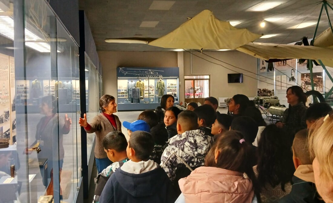 Ученици от Калековец с образователна визита в Музея на авиацията (СНИМКИ)