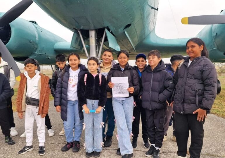 Ученици от Калековец с образователна визита в Музея на авиацията (СНИМКИ)