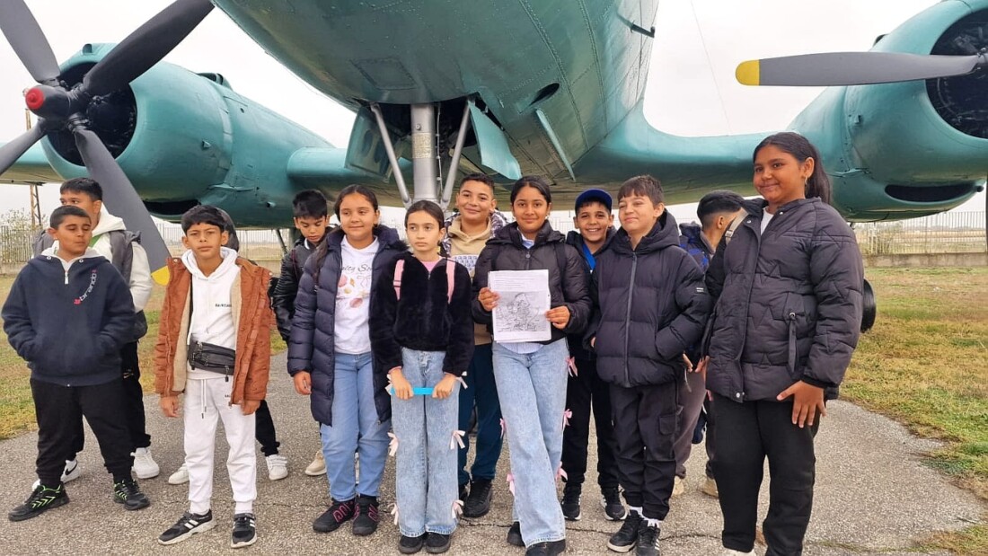 Ученици от Калековец с образователна визита в Музея на авиацията (СНИМКИ)