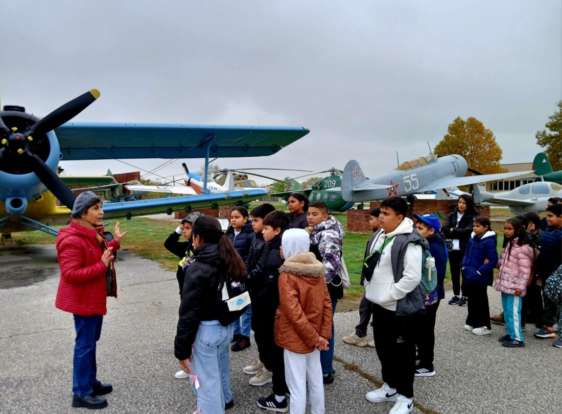 Ученици от Калековец с образователна визита в Музея на авиацията (СНИМКИ)