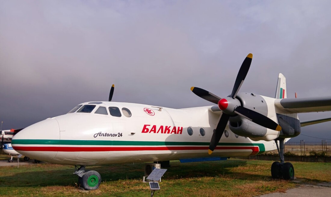 Ученици от Калековец с образователна визита в Музея на авиацията (СНИМКИ)