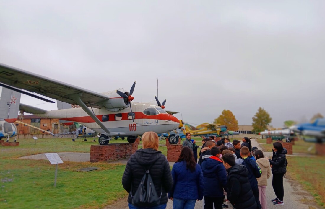 Ученици от Калековец с образователна визита в Музея на авиацията (СНИМКИ)