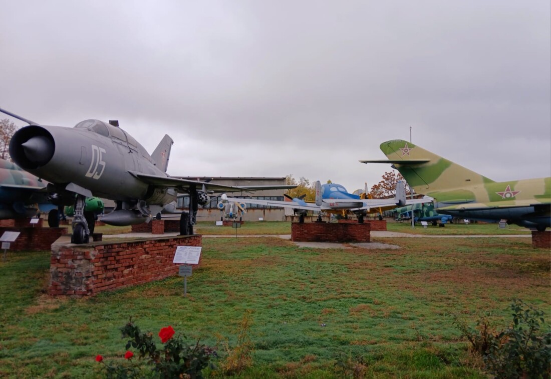 Ученици от Калековец с образователна визита в Музея на авиацията (СНИМКИ)