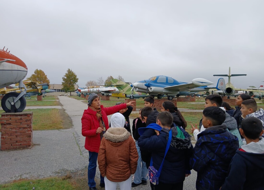Ученици от Калековец с образователна визита в Музея на авиацията (СНИМКИ)