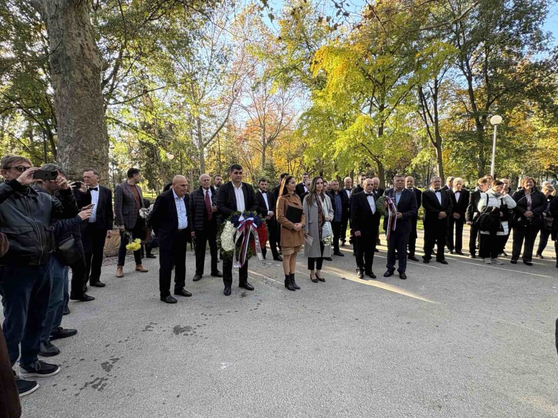 Откриха обозначителен знак на паметника на проф. Антон Безеншек в Пловдив (СНИМКИ) 1 Откриха обозначителен знак на паметника на проф. Антон Безеншек в Пловдив (СНИМКИ)