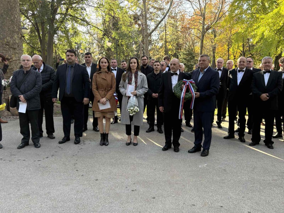 Откриха обозначителен знак на паметника на проф. Антон Безеншек в Пловдив (СНИМКИ) 4 Откриха обозначителен знак на паметника на проф. Антон Безеншек в Пловдив (СНИМКИ)