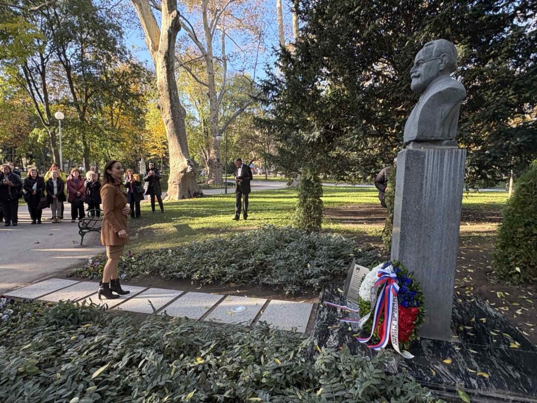 Откриха обозначителен знак на паметника на проф. Антон Безеншек в Пловдив (СНИМКИ) 5 Откриха обозначителен знак на паметника на проф. Антон Безеншек в Пловдив (СНИМКИ)