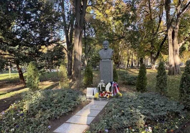 Откриха обозначителен знак на паметника на проф. Антон Безеншек в Пловдив (СНИМКИ) 9 Откриха обозначителен знак на паметника на проф. Антон Безеншек в Пловдив (СНИМКИ)