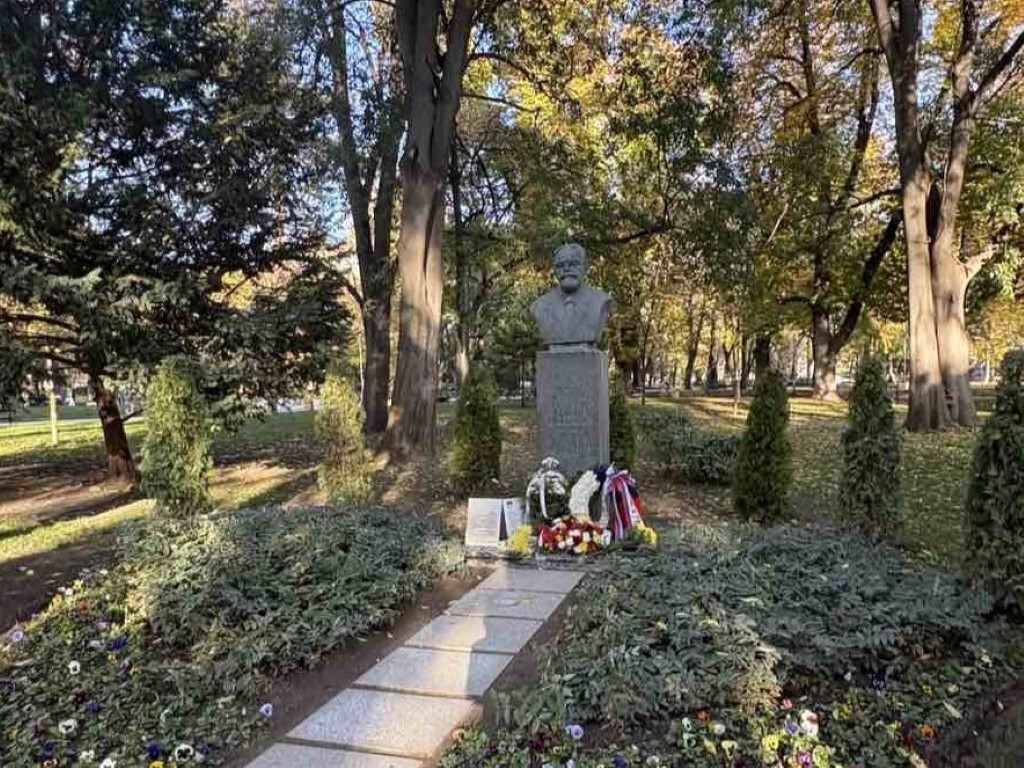 Откриха обозначителен знак на паметника на проф. Антон Безеншек в Пловдив (СНИМКИ) 3 Откриха обозначителен знак на паметника на проф. Антон Безеншек в Пловдив (СНИМКИ)