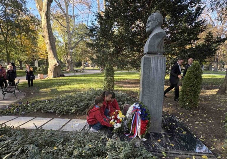 Откриха обозначителен знак на паметника на проф. Антон Безеншек в Пловдив (СНИМКИ)