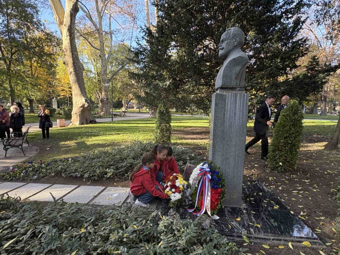 Откриха обозначителен знак на паметника на проф. Антон Безеншек в Пловдив (СНИМКИ)