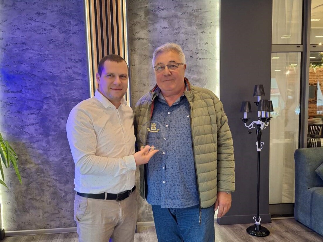 Кметът на „Южен“ награди изявени учители от района (СНИМКИ) 2 Кметът на „Южен“ награди изявени учители от района (СНИМКИ)