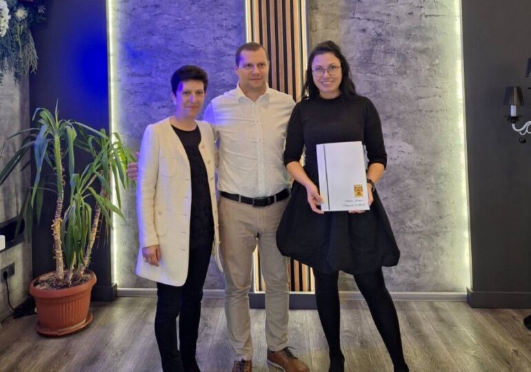 Кметът на „Южен“ награди изявени учители от района (СНИМКИ) 9 Кметът на „Южен“ награди изявени учители от района (СНИМКИ)