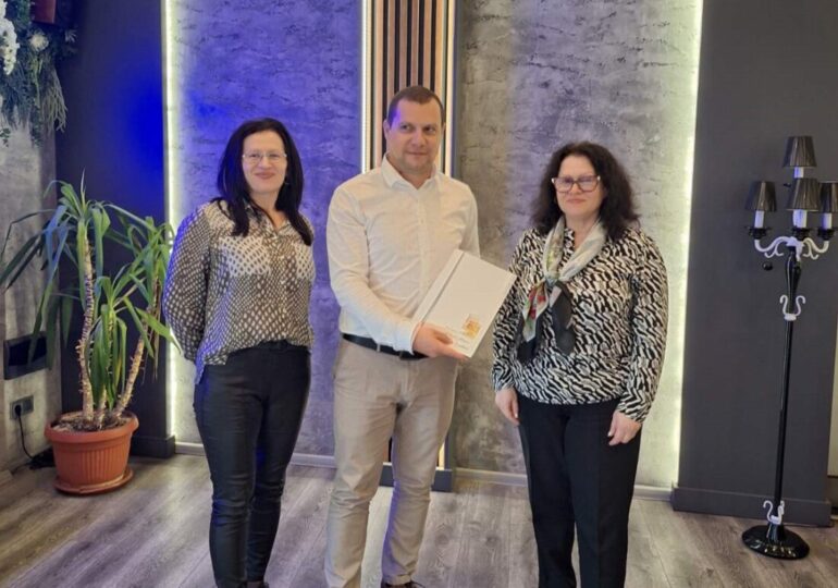 Кметът на „Южен“ награди изявени учители от района (СНИМКИ) 8 Кметът на „Южен“ награди изявени учители от района (СНИМКИ)