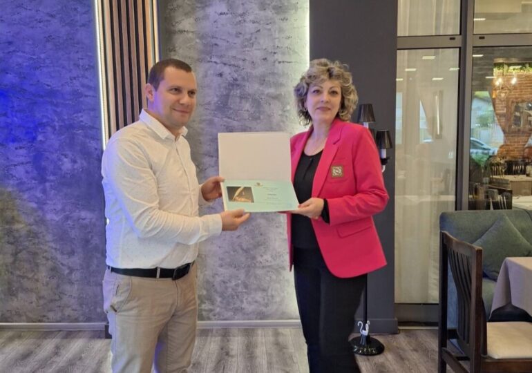 Кметът на „Южен“ награди изявени учители от района (СНИМКИ) 7 Кметът на „Южен“ награди изявени учители от района (СНИМКИ)