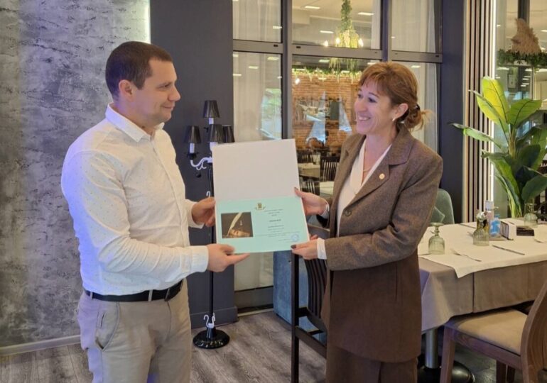 Кметът на „Южен“ награди изявени учители от района (СНИМКИ) 6 Кметът на „Южен“ награди изявени учители от района (СНИМКИ)