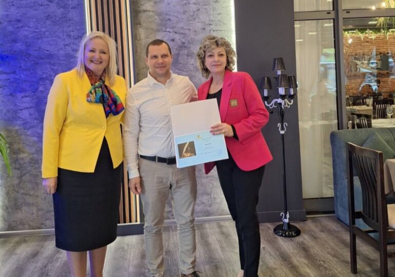 Кметът на „Южен“ награди изявени учители от района (СНИМКИ) 5 Кметът на „Южен“ награди изявени учители от района (СНИМКИ)