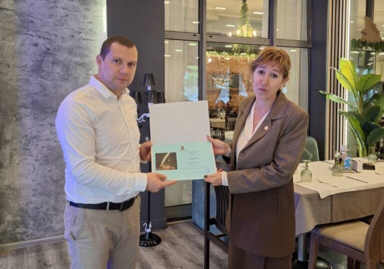 Кметът на „Южен“ награди изявени учители от района (СНИМКИ) 4 Кметът на „Южен“ награди изявени учители от района (СНИМКИ)