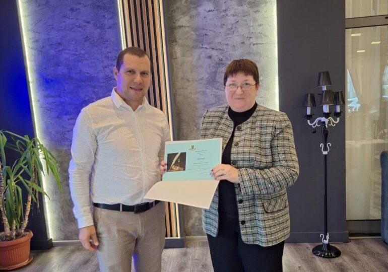 Кметът на „Южен“ награди изявени учители от района (СНИМКИ) 3 Кметът на „Южен“ награди изявени учители от района (СНИМКИ)