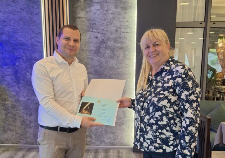 Кметът на „Южен“ награди изявени учители от района (СНИМКИ) 10 Кметът на „Южен“ награди изявени учители от района (СНИМКИ)