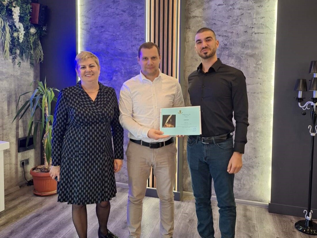 Кметът на „Южен“ награди изявени учители от района (СНИМКИ) 1 Кметът на „Южен“ награди изявени учители от района (СНИМКИ)