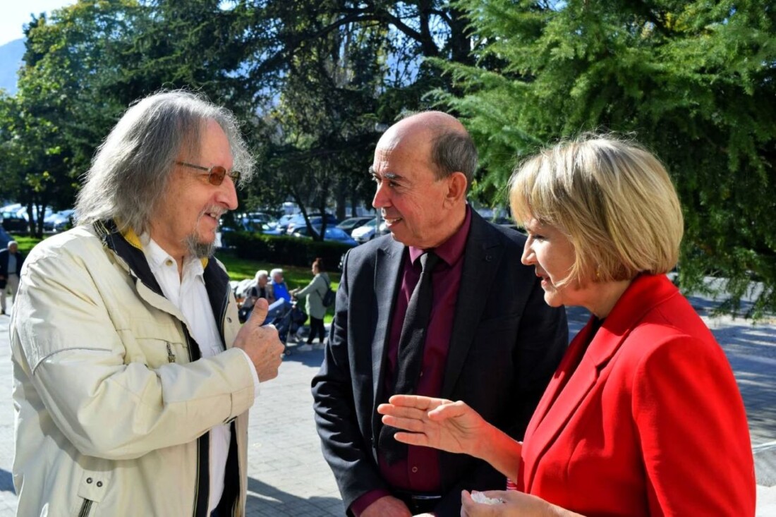 В Асеновград вече има паметна плоча на актрисата Надя Тодорова (СНИМКИ) 1 В Асеновград вече има паметна плоча на актрисата Надя Тодорова (СНИМКИ)