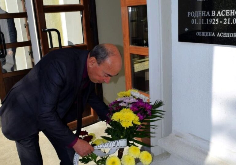 В Асеновград вече има паметна плоча на актрисата Надя Тодорова (СНИМКИ) 5 В Асеновград вече има паметна плоча на актрисата Надя Тодорова (СНИМКИ)