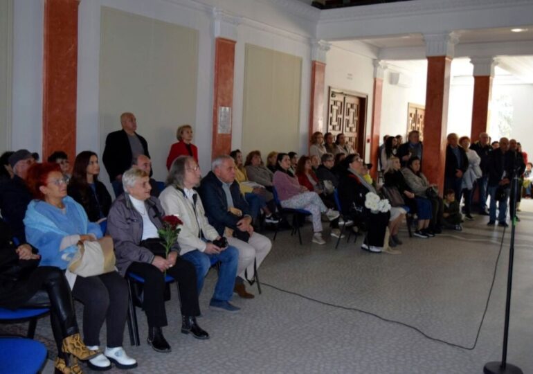 В Асеновград вече има паметна плоча на актрисата Надя Тодорова (СНИМКИ) 4 В Асеновград вече има паметна плоча на актрисата Надя Тодорова (СНИМКИ)