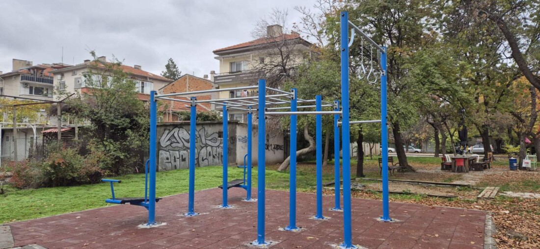 Изградиха поредна площадка за фитнес на открито в „Южен“ (СНИМКИ) 2 Изградиха поредна площадка за фитнес на открито в „Южен“ (СНИМКИ)