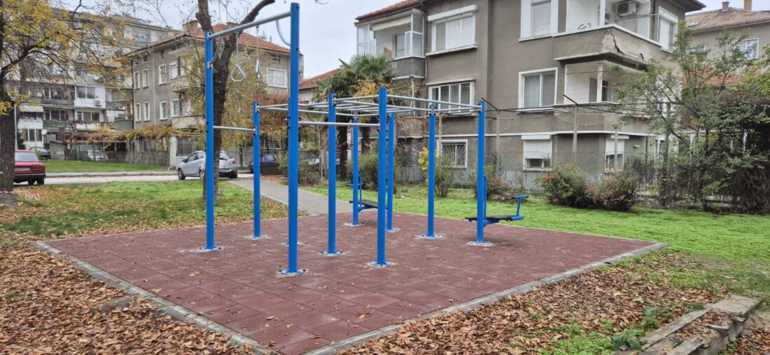 Изградиха поредна площадка за фитнес на открито в „Южен“ (СНИМКИ) 1 Изградиха поредна площадка за фитнес на открито в „Южен“ (СНИМКИ)