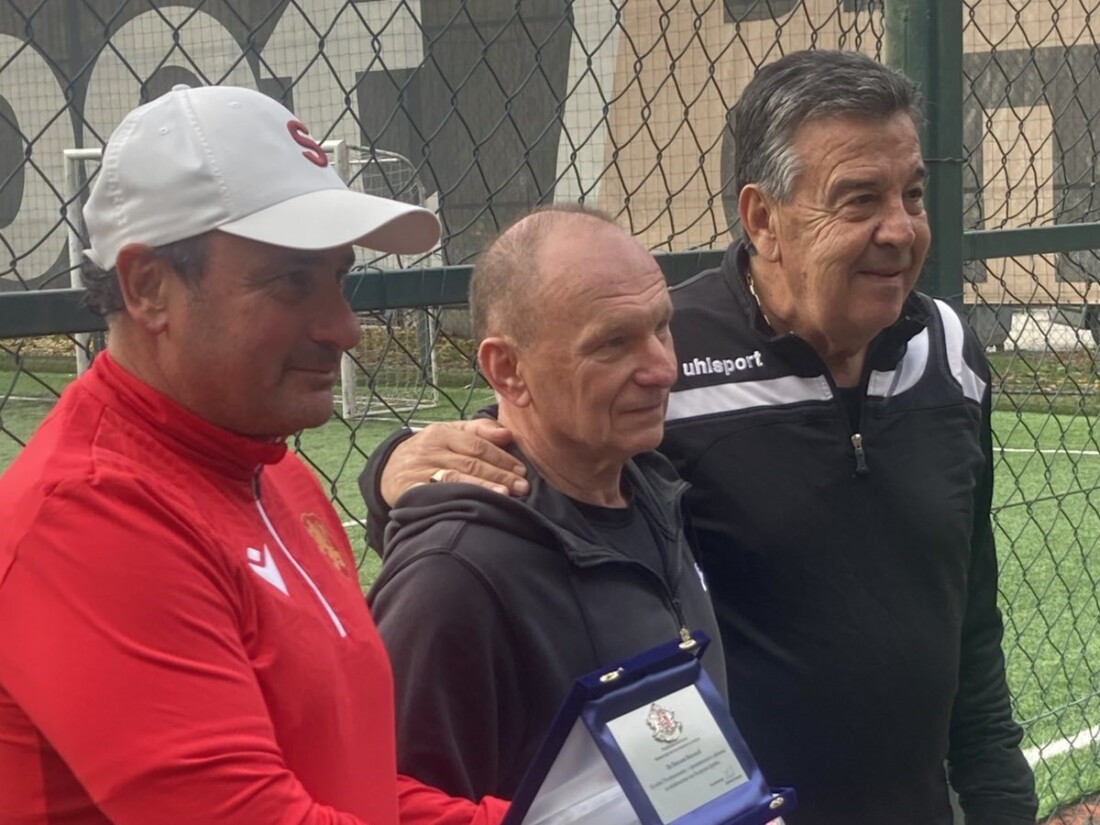 С футболен мач: Николай Василков отпразнува 70-годишен юбилей (СНИМКИ) 3 С футболен мач: Николай Василков отпразнува 70-годишен юбилей (СНИМКИ)