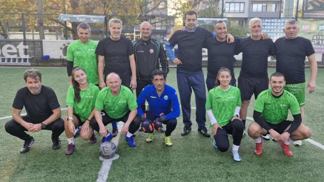 С футболен мач: Николай Василков отпразнува 70-годишен юбилей (СНИМКИ) 1 С футболен мач: Николай Василков отпразнува 70-годишен юбилей (СНИМКИ)