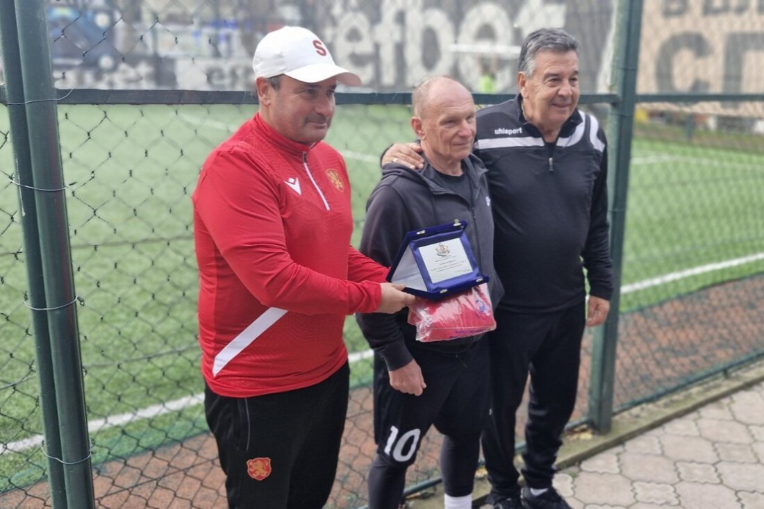 С футболен мач: Николай Василков отпразнува 70-годишен юбилей (СНИМКИ) 2 С футболен мач: Николай Василков отпразнува 70-годишен юбилей (СНИМКИ)