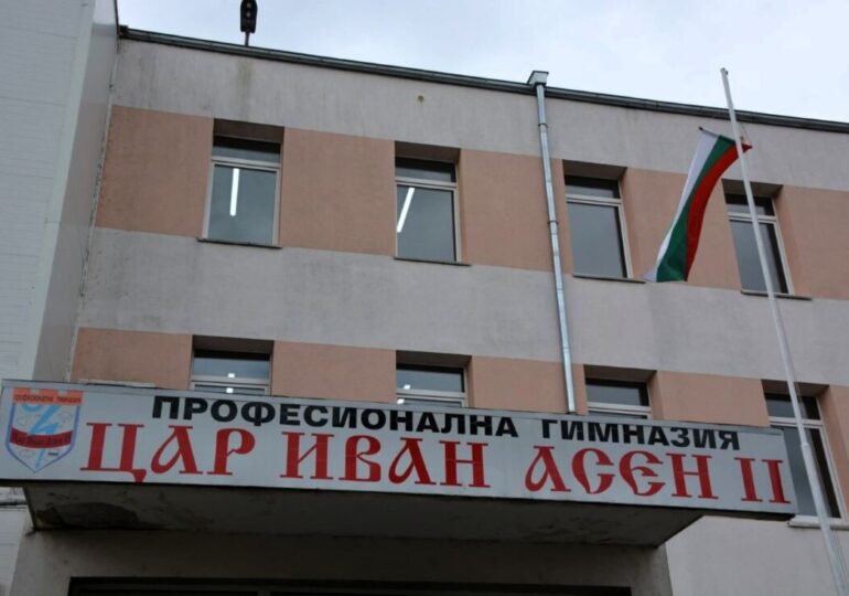 С нова спортна площадка 4 в 1 се сдоби асеновградска гимназия (СНИМКИ)