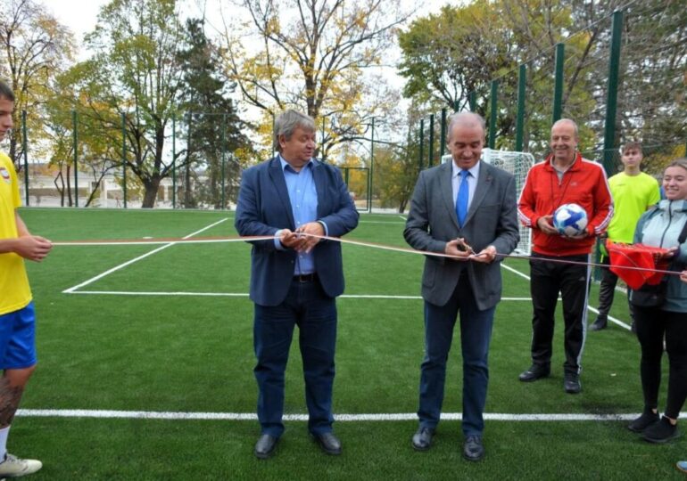 С нова спортна площадка 4 в 1 се сдоби асеновградска гимназия (СНИМКИ)