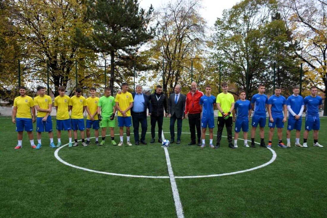 С нова спортна площадка 4 в 1 се сдоби асеновградска гимназия (СНИМКИ)