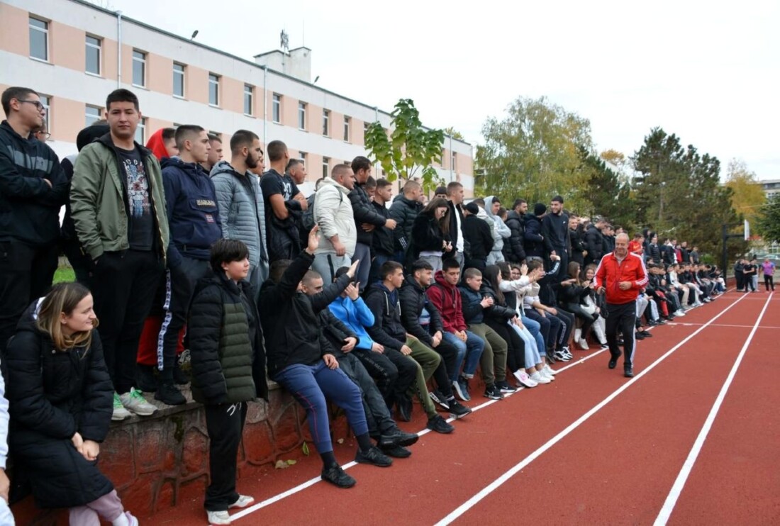 С нова спортна площадка 4 в 1 се сдоби асеновградска гимназия (СНИМКИ)