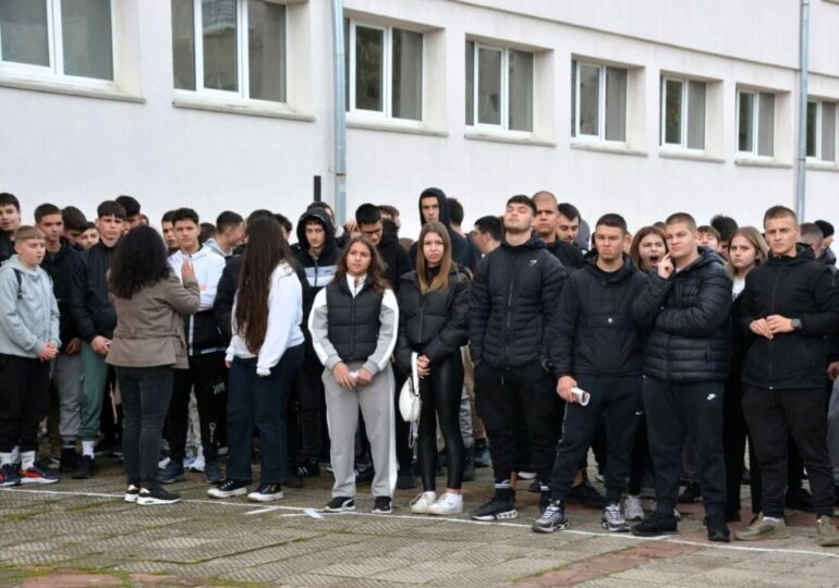 С нова спортна площадка 4 в 1 се сдоби асеновградска гимназия (СНИМКИ)