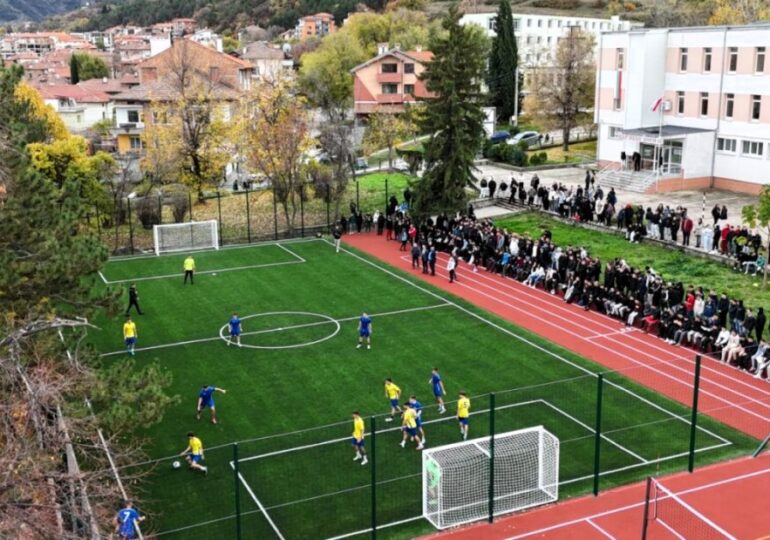 С нова спортна площадка 4 в 1 се сдоби асеновградска гимназия (СНИМКИ)