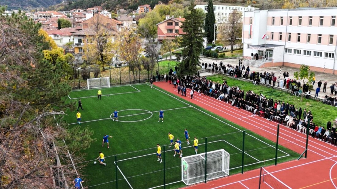 С нова спортна площадка 4 в 1 се сдоби асеновградска гимназия (СНИМКИ)