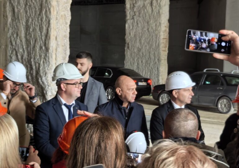 "Пловдив ще има най-дългото, модерно и хубаво съоръжение": Министърът на транспорта инспектира пробива под Централна гара (СНИМКИ)