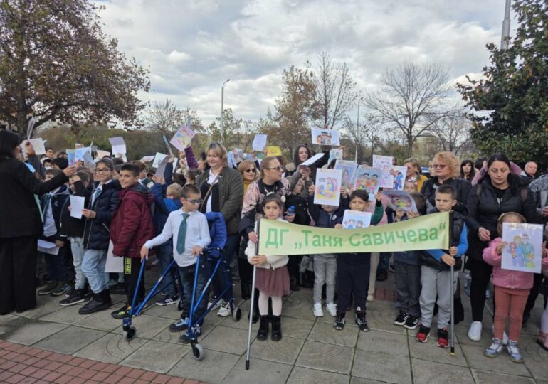 С грандиозно шествие в "Тракия": Пловдив отбеляза Деня на християнското семейство (СНИМКИ)