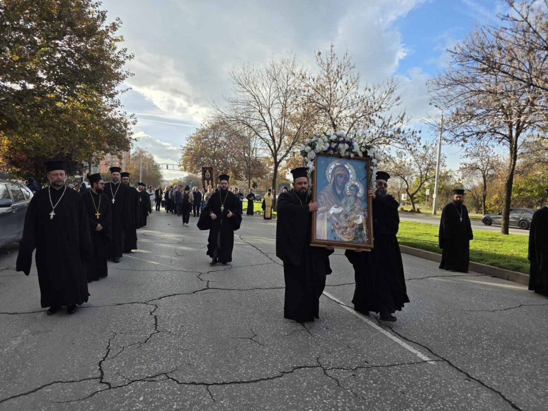 С грандиозно шествие в "Тракия": Пловдив отбеляза Деня на християнското семейство (СНИМКИ)
